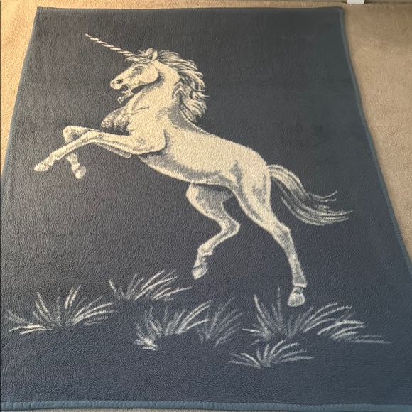 Unicorn Design Throw Blanket Reversible in Cream and Blue/gray - Picture 8 of 13